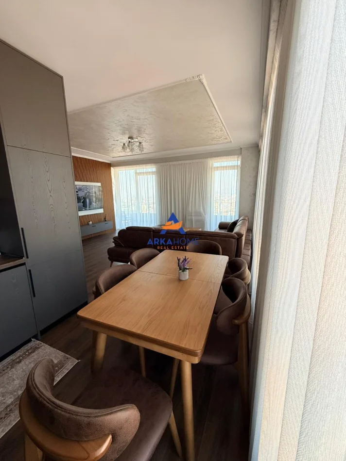 Tirane, jepet me qera apartament 2+1+Ballkon Kati 5, 130 m² 1.476 € 