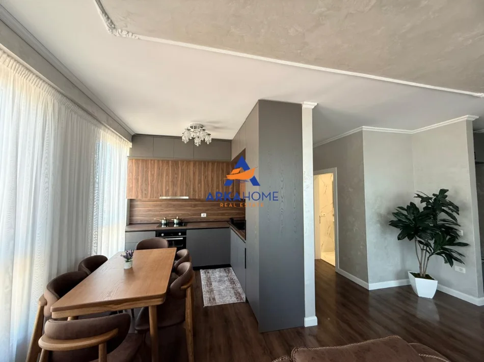 Tirane, jepet me qera apartament 2+1+Ballkon Kati 5, 130 m² 1.476 € 