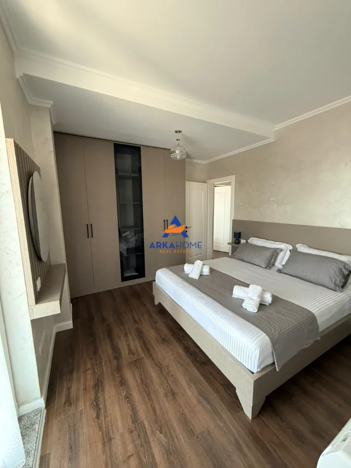 Tirane, jepet me qera apartament 2+1+Ballkon Kati 5, 130 m² 1.476 € 