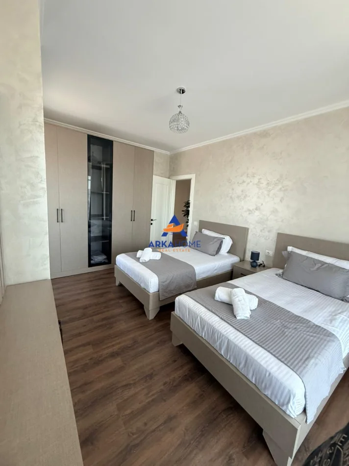 Tirane, jepet me qera apartament 2+1+Ballkon Kati 5, 130 m² 1.476 € 
