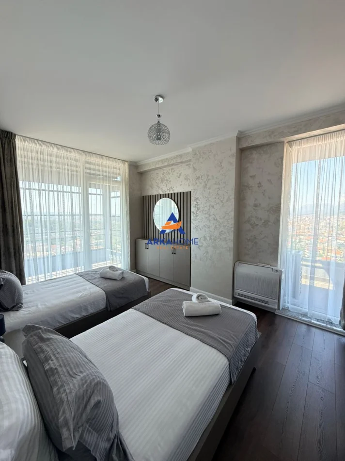 Tirane, jepet me qera apartament 2+1+Ballkon Kati 5, 130 m² 1.476 € 