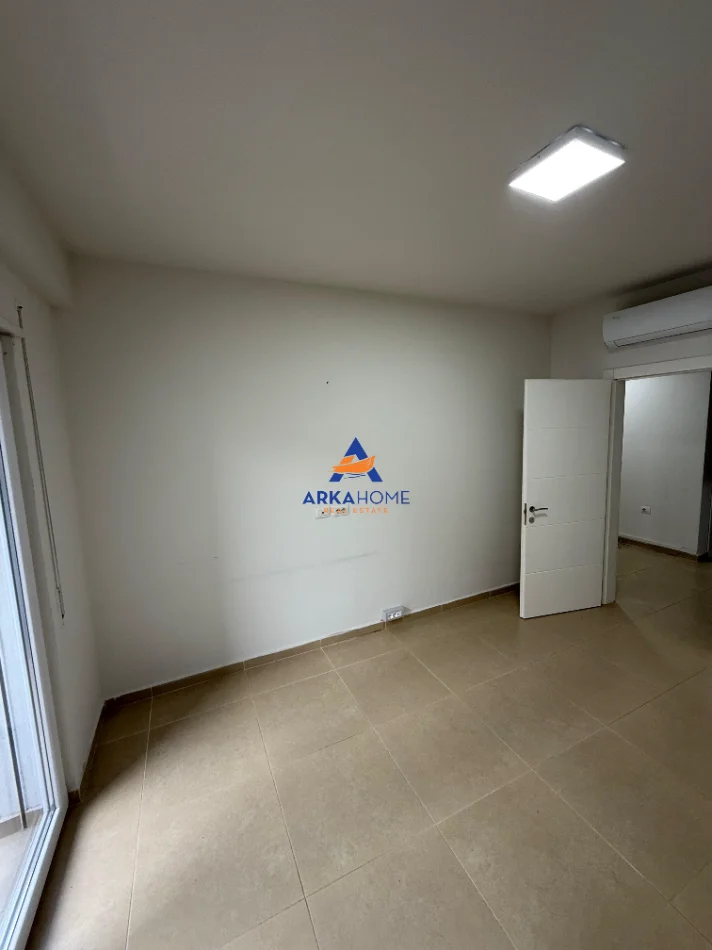 Tirane, jepet me qera ambjent biznesi Kati 2, 93 m² 1.000 € 