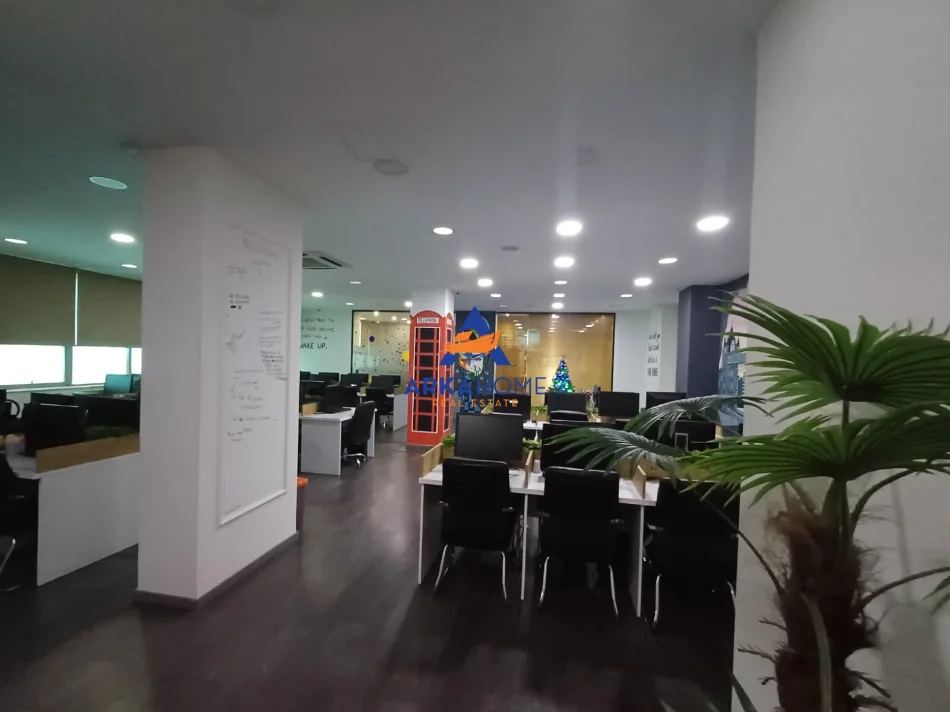 Tirane, jepet me qera ambjent biznesi Kati 1, 200 m² 2.500 € 