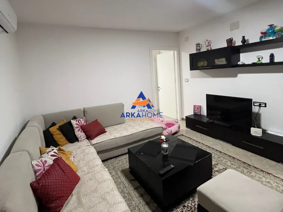 Tirane, jepet me qera apartament 2+1+Ballkon Kati 4, 75 m² 650 € 