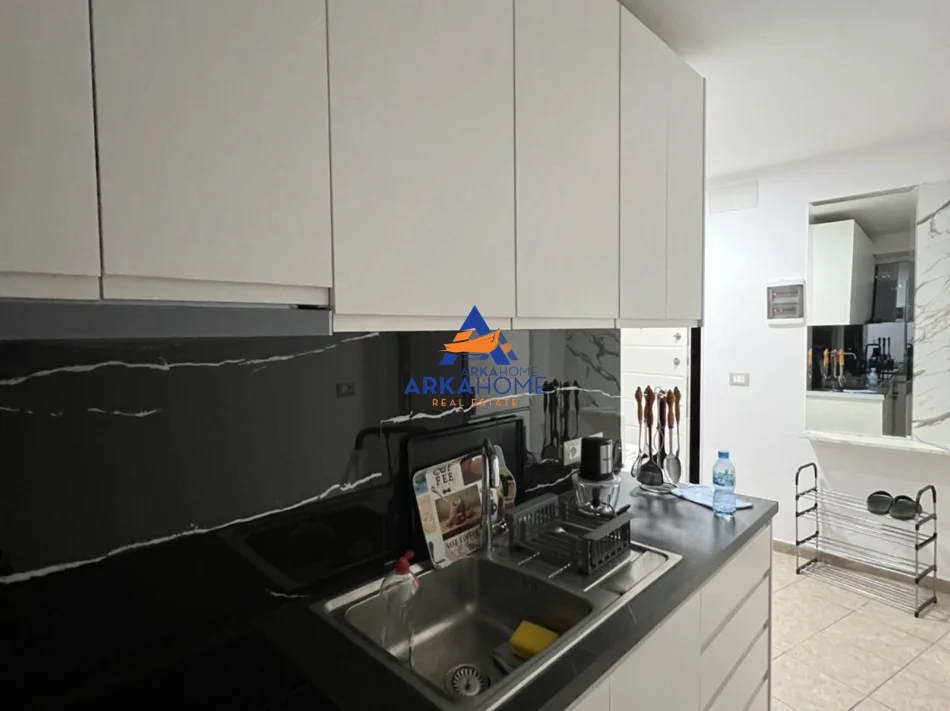 Tirane, jepet me qera apartament 2+1+Ballkon Kati 4, 75 m² 650 € 