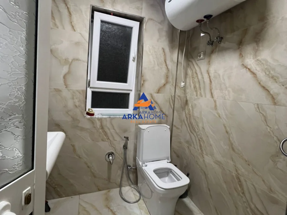 Tirane, jepet me qera apartament 2+1+Ballkon Kati 4, 75 m² 650 € 