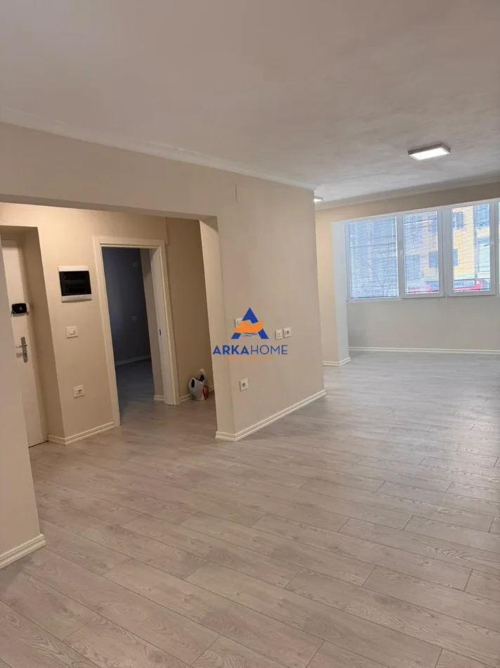 Tirane, jepet me qera ambjent biznesi Kati 1, 70 m² 700 € 