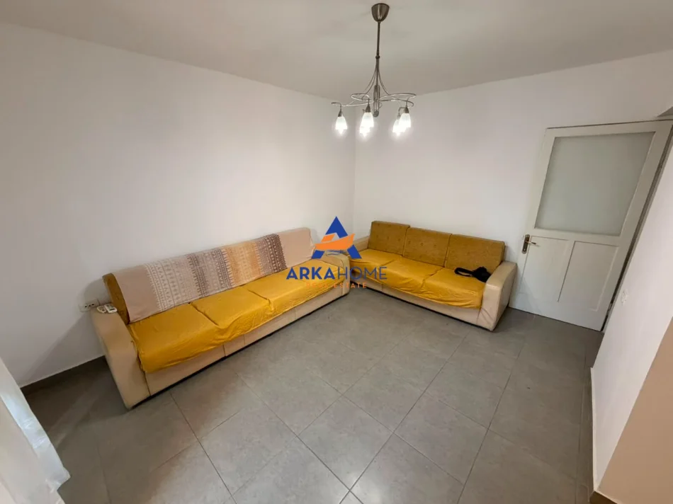 Tirane, jepet me qera apartament 1+1+Ballkon Kati 4, 60 m² 527 € 