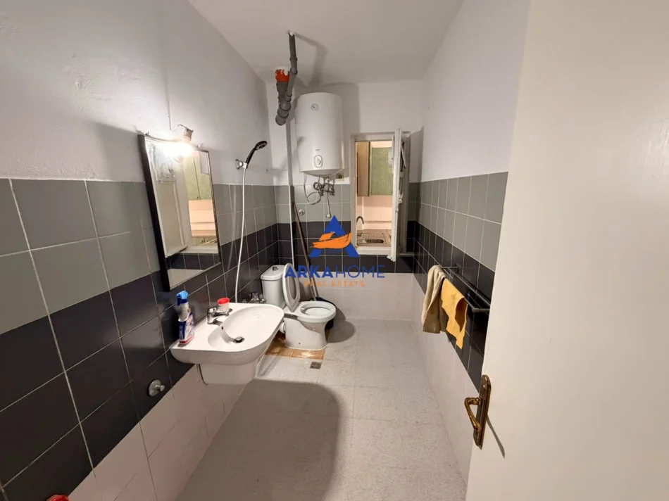 Tirane, jepet me qera apartament 1+1+Ballkon Kati 4, 60 m² 527 € 
