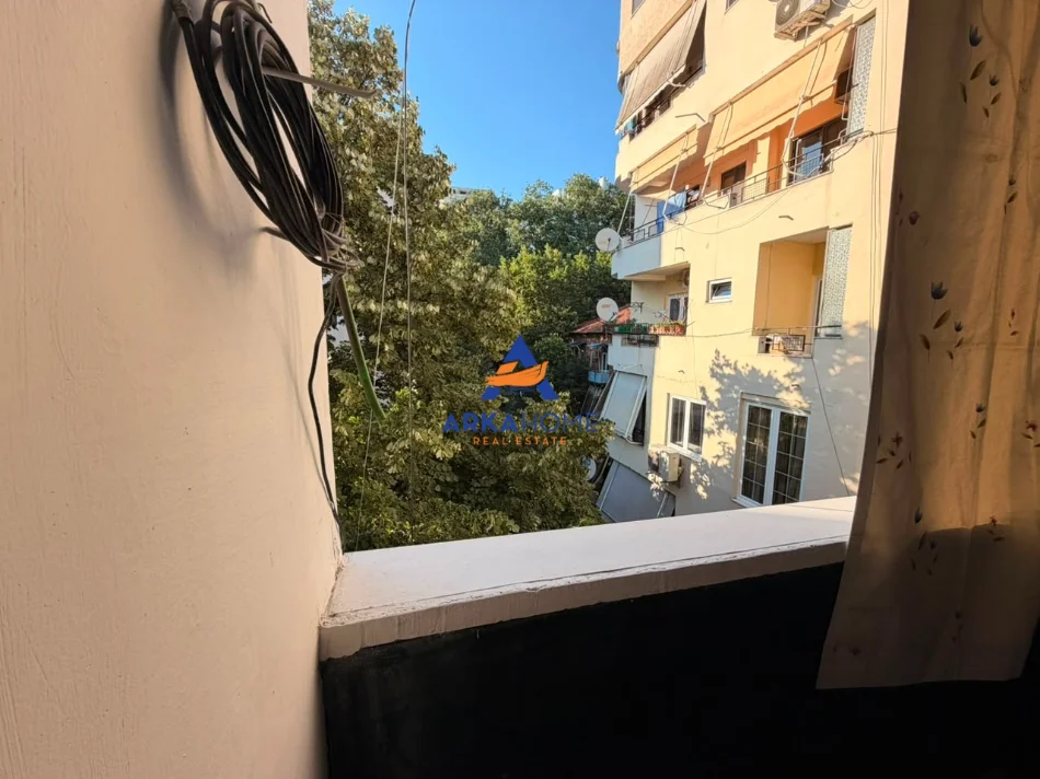 Tirane, jepet me qera apartament 1+1+Ballkon Kati 4, 60 m² 527 € 