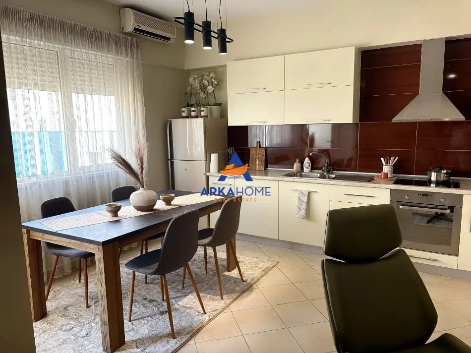 Tirane, jepet me qera apartament 1+1+Ballkon Kati 4, 70 m² 727 € 