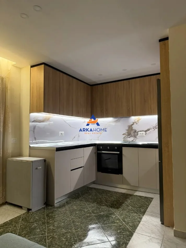 Tirane, jepet me qera apartament 1+1+Ballkon Kati 5, 61 m² 611 € 