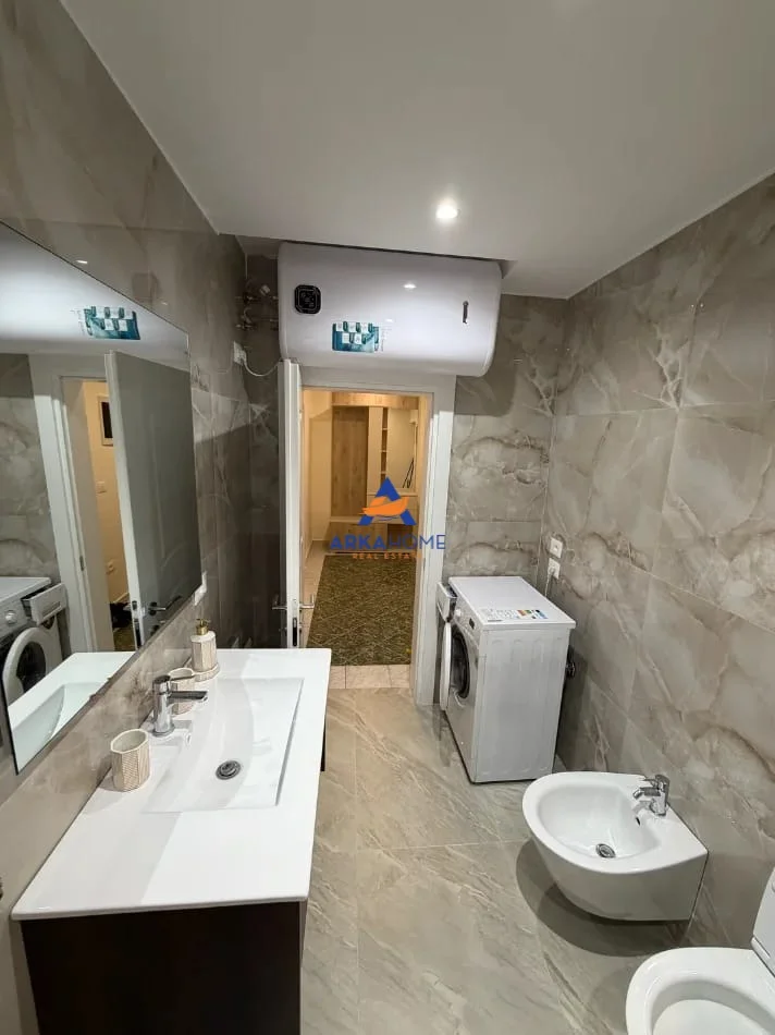 Tirane, jepet me qera apartament 1+1+Ballkon Kati 5, 61 m² 611 € 