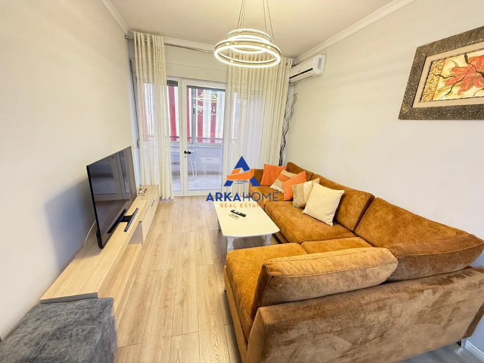 Tirane, jepet me qera apartament 2+1+Ballkon Kati 11, 82 m² 949 € 