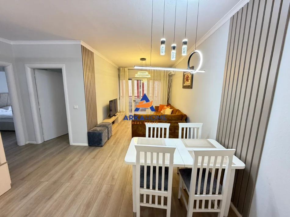 Tirane, jepet me qera apartament 2+1+Ballkon Kati 11, 82 m² 949 € 