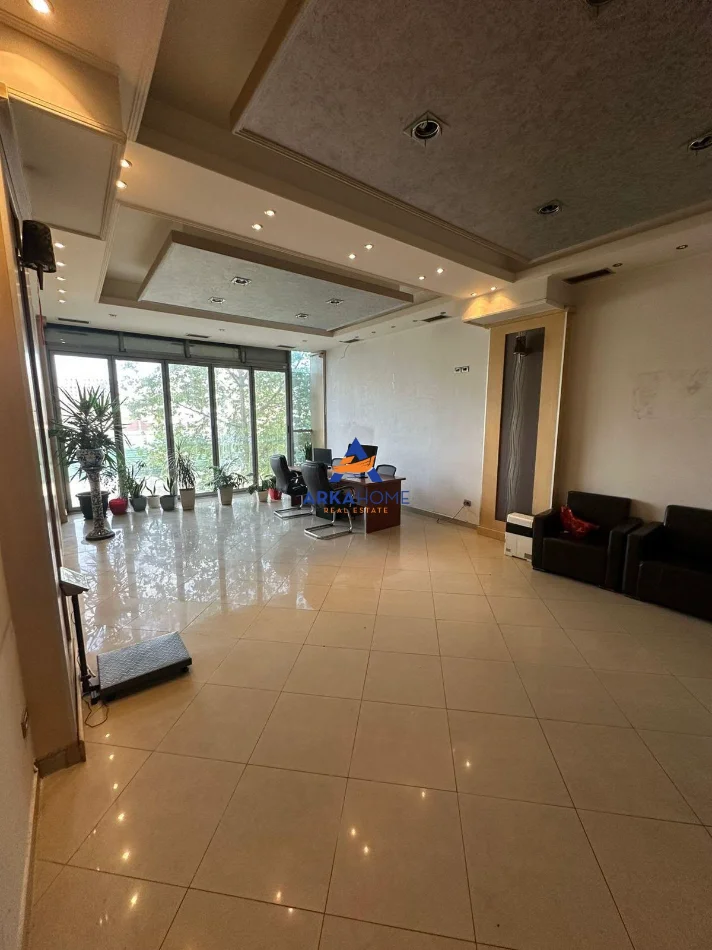 Tirane, jepet me qera ambjent biznesi Kati 2, 74 m² 800 € 