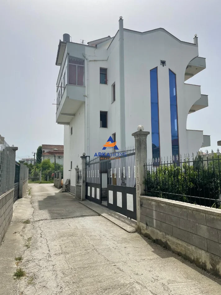 Tirane, jepet me qera apartament 2+1+Ballkon Kati 2, 100 m² 369 € 