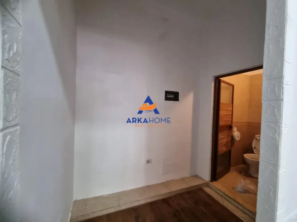 Tirane, jepet me qera ambjent biznesi Kati 0, 50 m² 634 € 