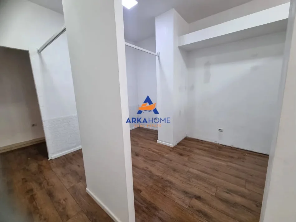 Tirane, jepet me qera ambjent biznesi Kati 0, 50 m² 634 € 