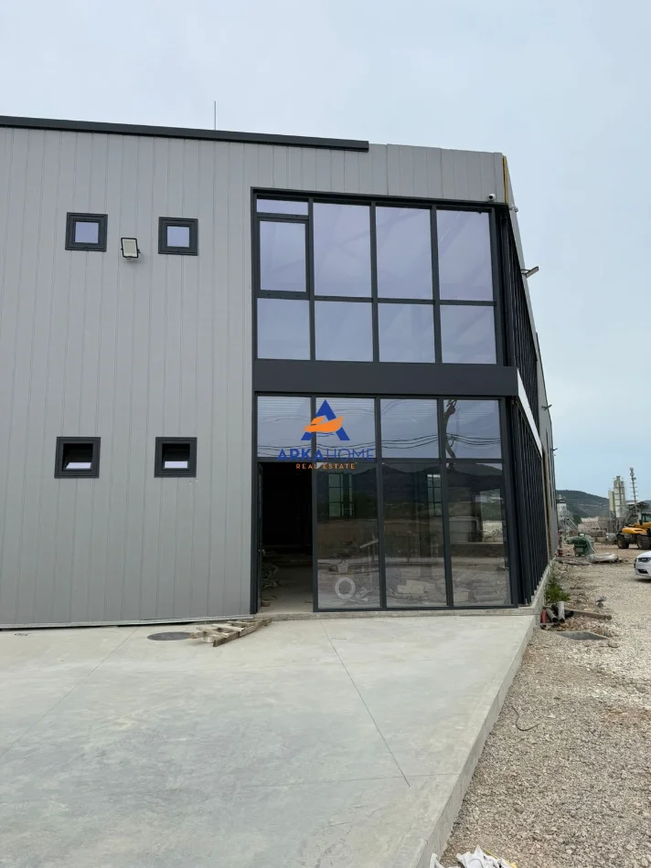 Tirane, jepet me qera magazine Kati 0, 1.300 m² 4200€
