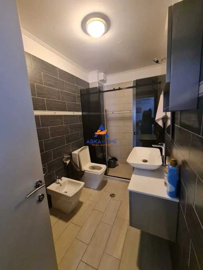 Tirane, jepet me qera apartament 3+1+Ballkon Kati 2, 128 m² 850 € 