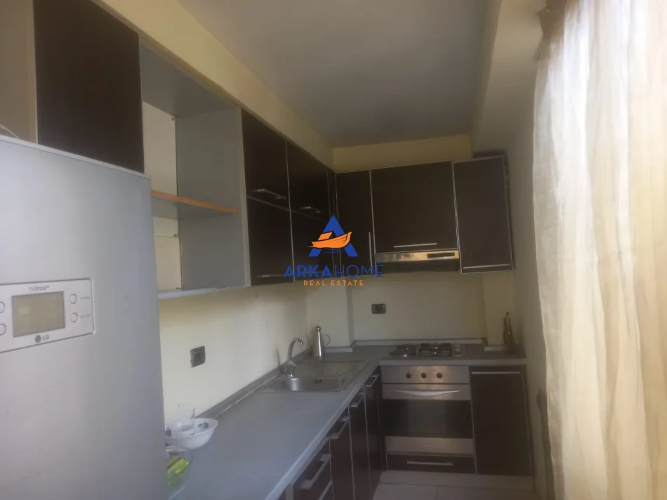 Tirane, jepet me qera apartament 2+1+Ballkon Kati 2, 90 m² 644 € 