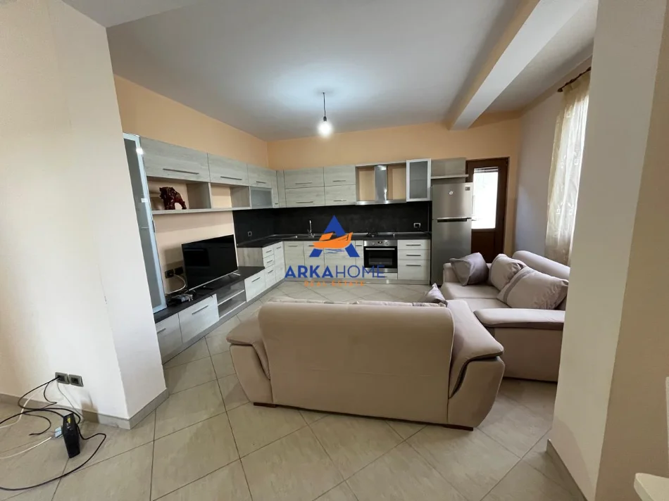 Tirane, jepet me qera apartament 2+1+Ballkon Kati 3, 100 m² 537 € 