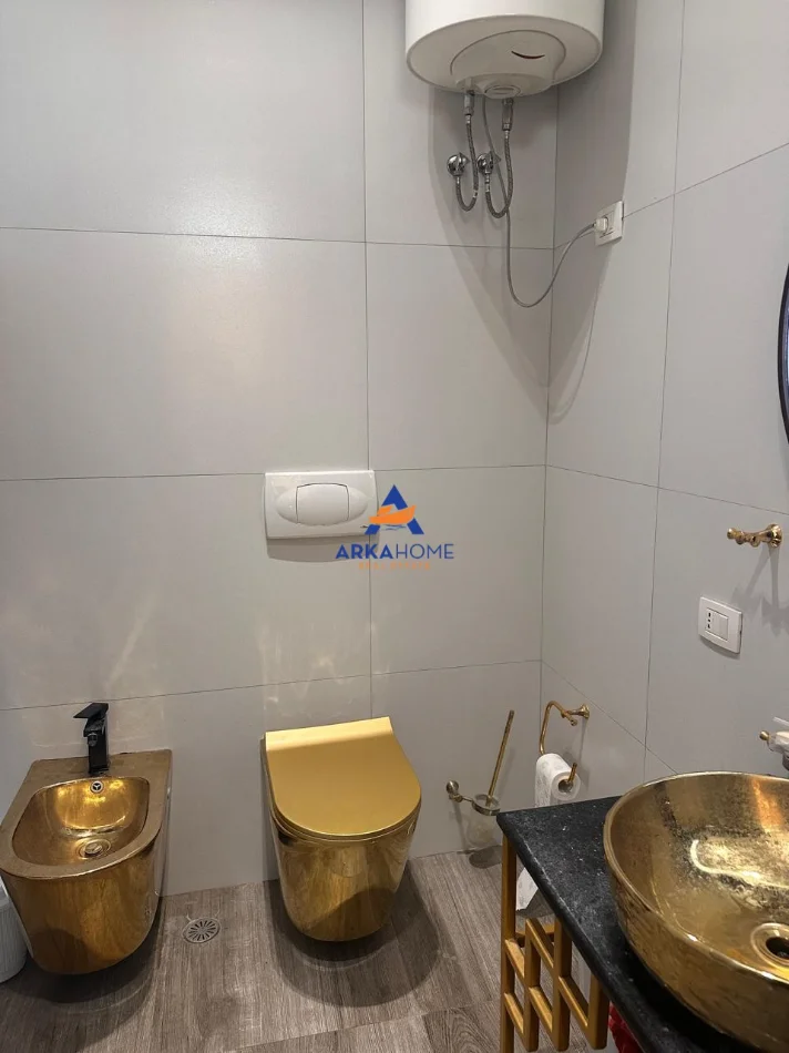 Tirane, shitet apartament 3+1+Ballkon Kati 3, 180 m² 425.965 € 