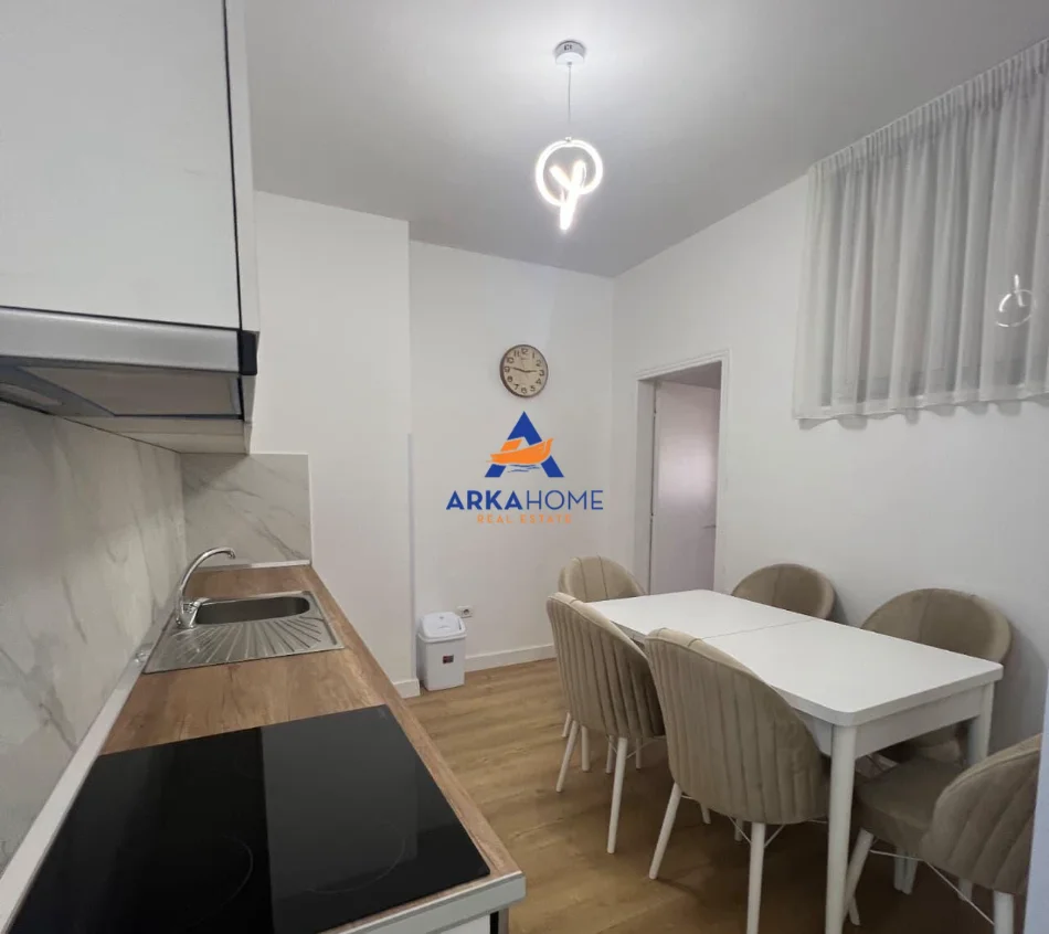 Tirane, jepet me qera apartament 1+1+Ballkon Kati 5, 85 m² 698 € 