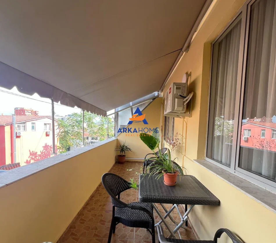 Tirane, jepet me qera apartament 1+1+Ballkon Kati 5, 85 m² 698 € 