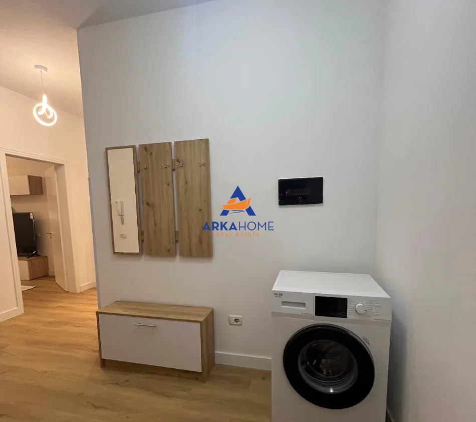 Tirane, jepet me qera apartament 1+1+Ballkon Kati 5, 85 m² 698 € 