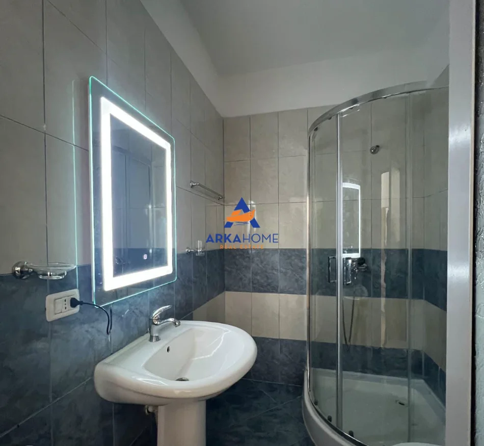 Tirane, jepet me qera apartament 1+1+Ballkon Kati 5, 85 m² 698 € 
