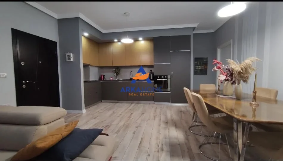 Tirane, jepet me qera apartament 2+1+Ballkon Kati 1, 100 m² 620 € 