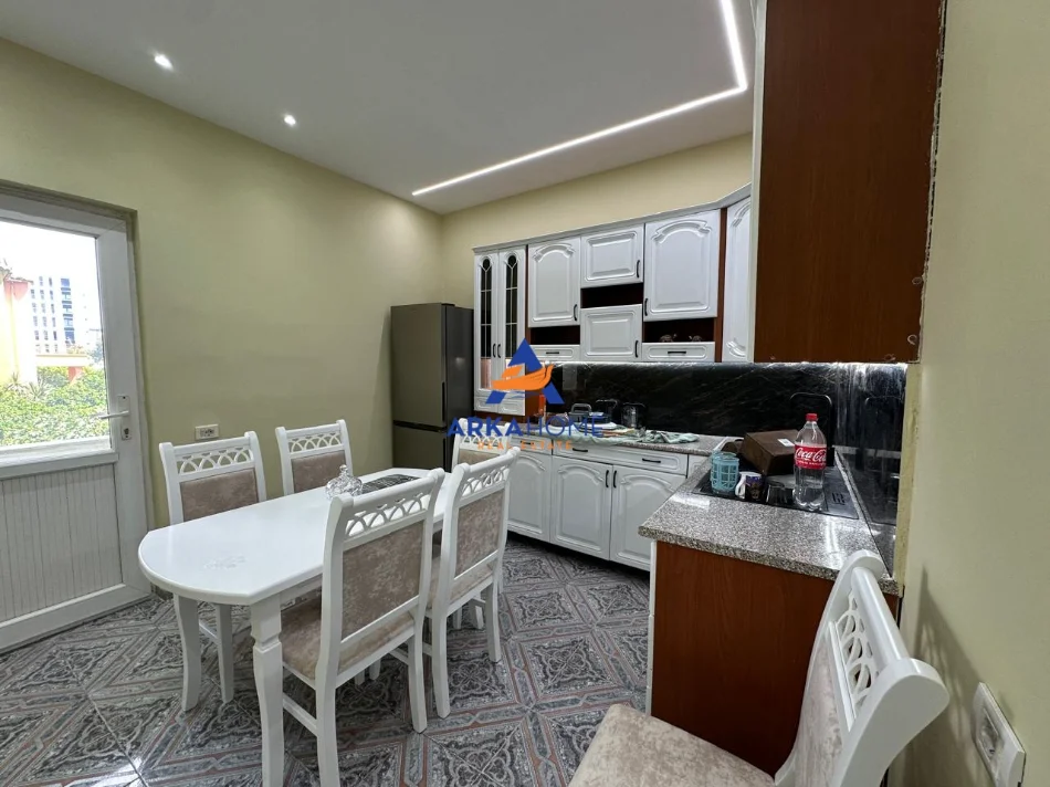 Tirane, jepet me qera apartament 3+1+Ballkon Kati 2, 150 m² 750 € 