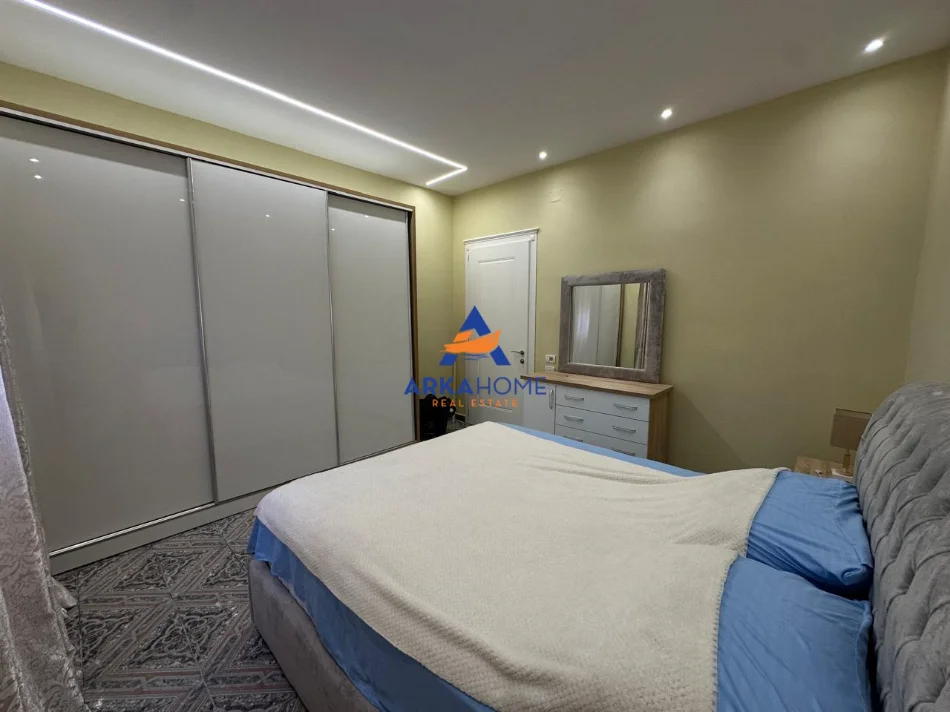 Tirane, jepet me qera apartament 3+1+Ballkon Kati 2, 150 m² 750 € 