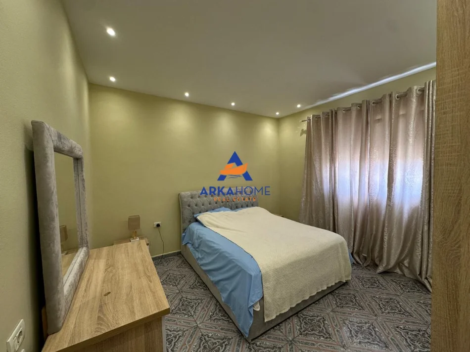 Tirane, jepet me qera apartament 3+1+Ballkon Kati 2, 150 m² 750 € 