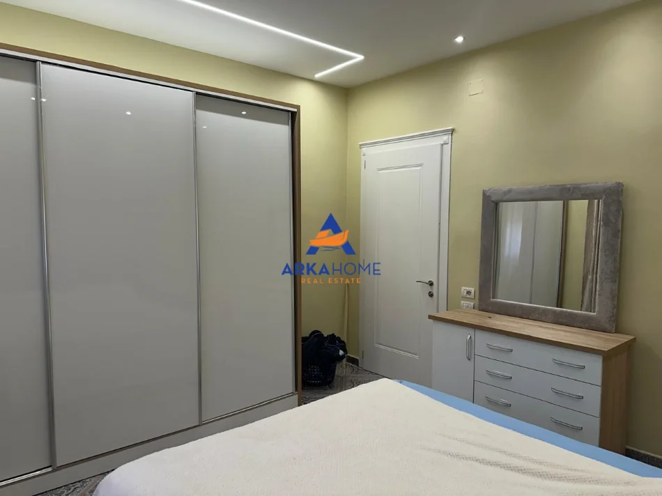 Tirane, jepet me qera apartament 3+1+Ballkon Kati 2, 150 m² 750 € 