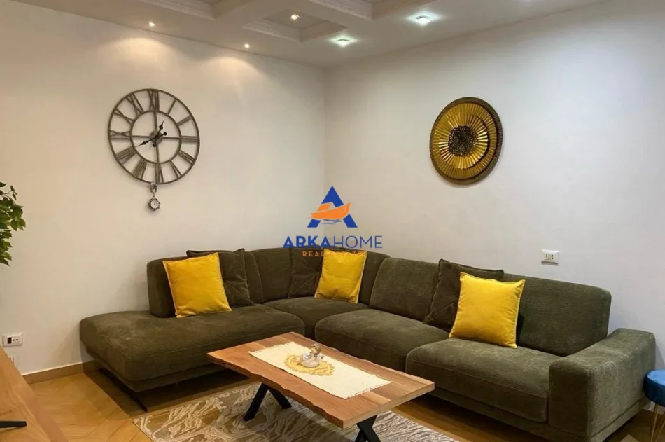 Tirane, jepet me qera apartament 2+1+Ballkon Kati 8, 70 m² 859 € 