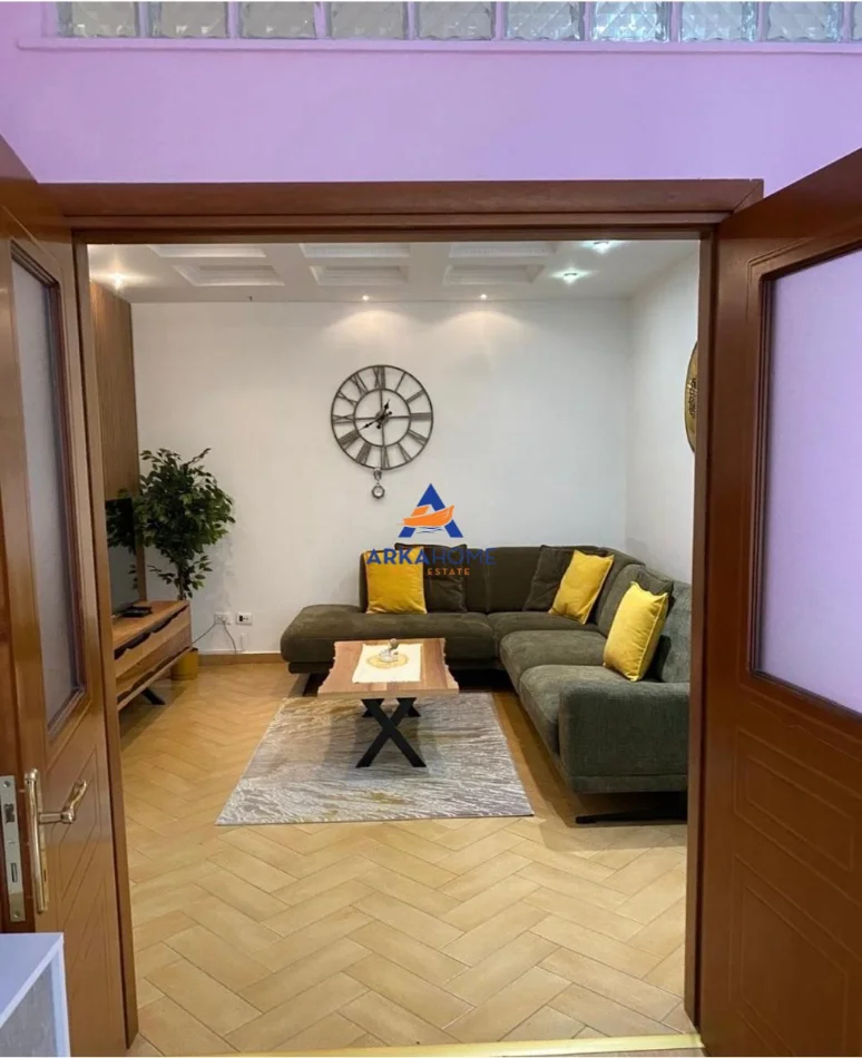Tirane, jepet me qera apartament 2+1+Ballkon Kati 8, 70 m² 859 € 