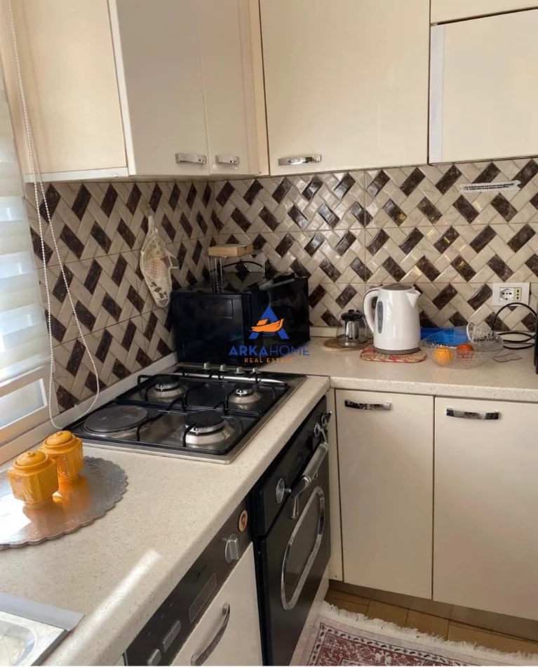 Tirane, jepet me qera apartament 2+1+Ballkon Kati 8, 70 m² 859 € 