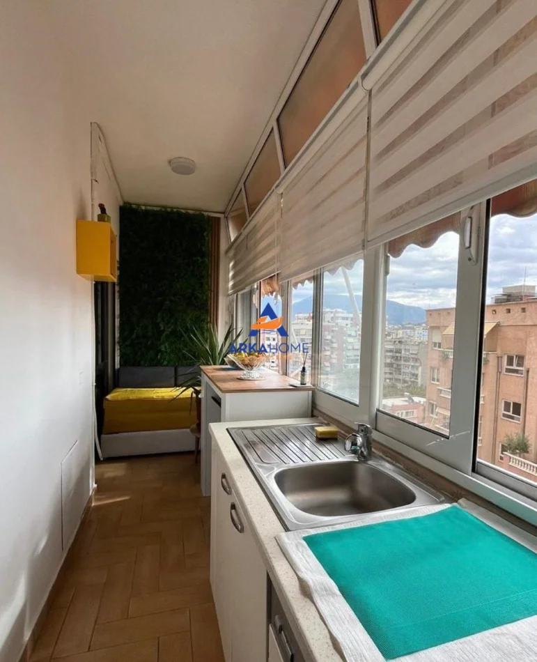 Tirane, jepet me qera apartament 2+1+Ballkon Kati 8, 70 m² 859 € 
