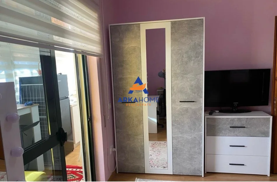 Tirane, jepet me qera apartament 2+1+Ballkon Kati 8, 70 m² 859 € 