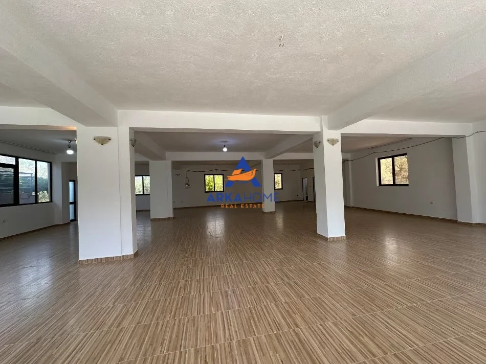 Tirane, jepet me qera ambjent biznesi Kati 0, 220 m² 1.000 € 