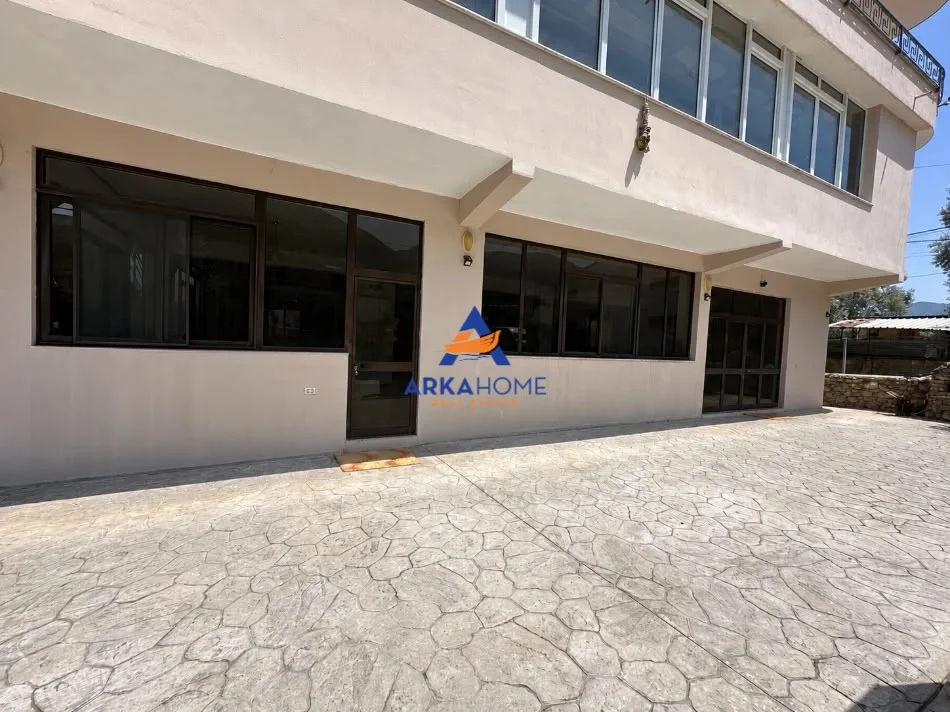 Tirane, jepet me qera ambjent biznesi Kati 0, 220 m² 1.000 € 