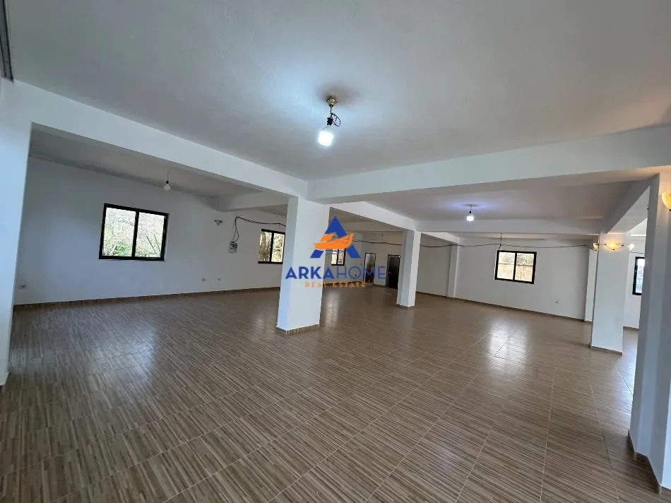 Tirane, jepet me qera ambjent biznesi Kati 0, 220 m² 1.000 € 