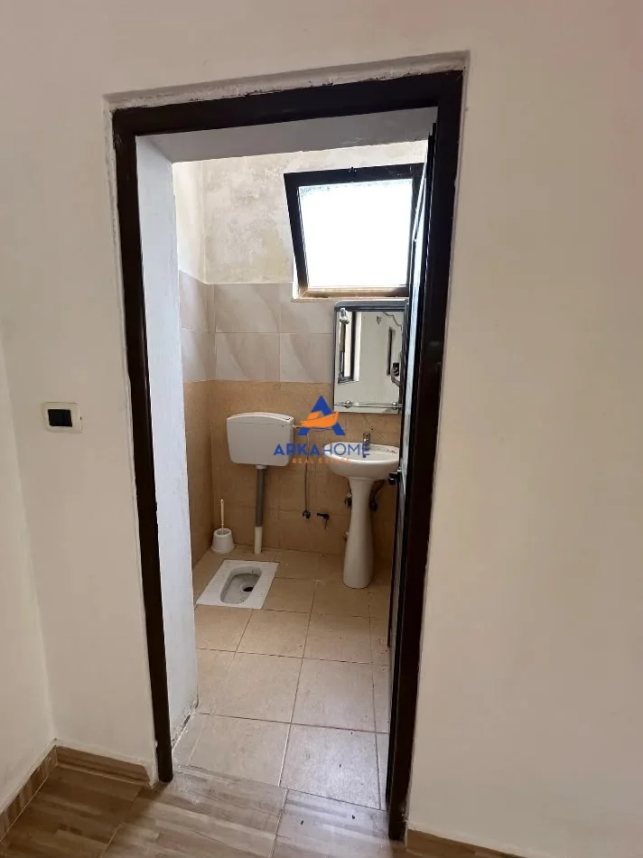 Tirane, jepet me qera ambjent biznesi Kati 0, 220 m² 1.000 € 