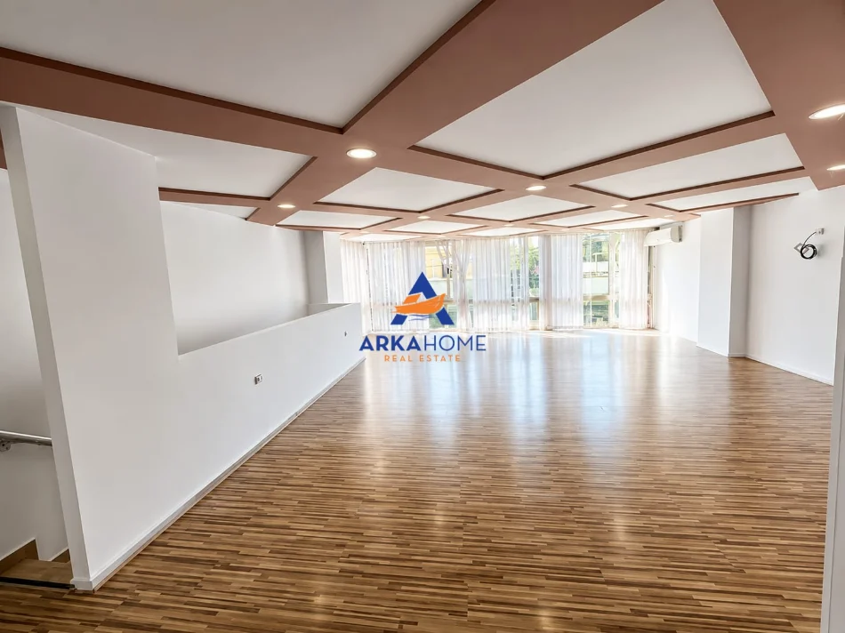 Tirane, jepet me qera ambjent biznesi Kati 0, 65 m² 1.072 € 