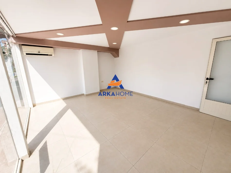 Tirane, jepet me qera ambjent biznesi Kati 0, 65 m² 1.072 € 