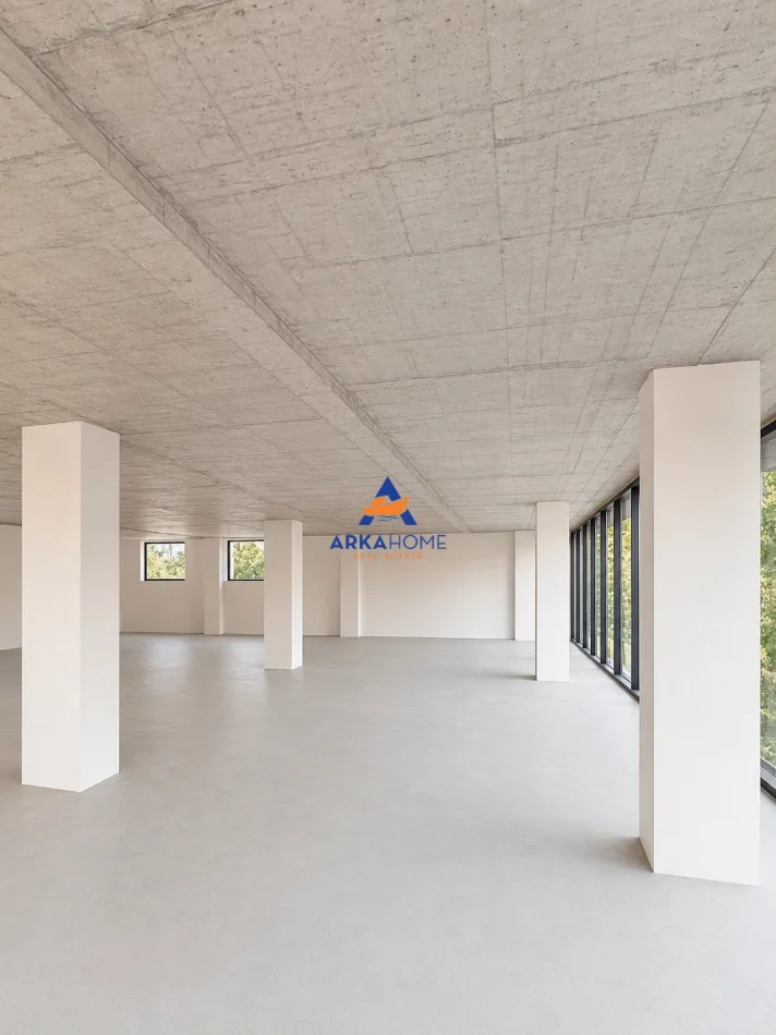 Tirane, jepet me qera ambjent biznesi Kati 2, 1.000 m² 10.000 € (SAUK)