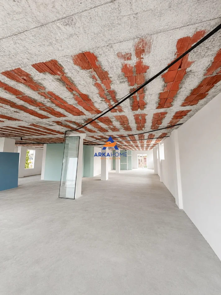 Tirane, jepet me qera ambjent biznesi Kati 2, 1.000 m² 10.000 € (SAUK)